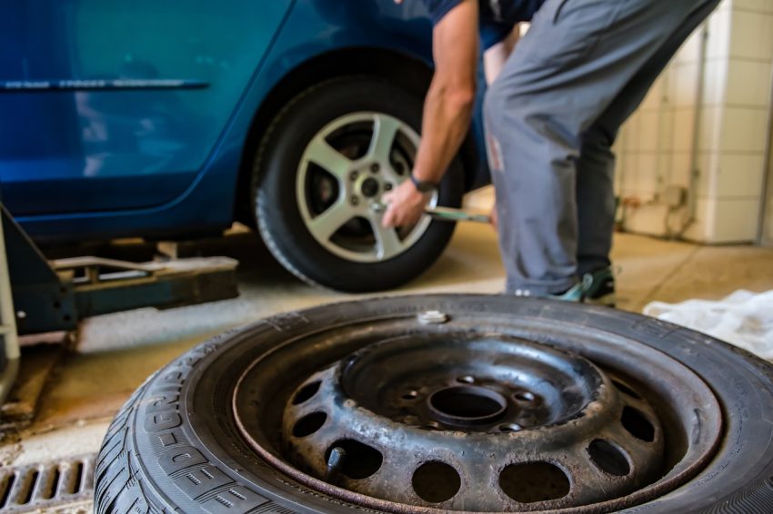 Cambiare gomme da soli, si può fare ma con attenzione